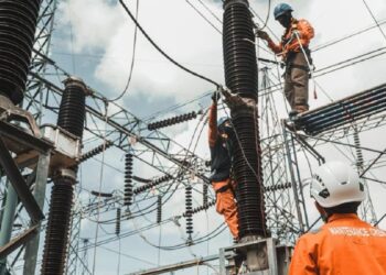 Ilustrasi perbaikan jaringan PLN. (Foto: Dok. Net)