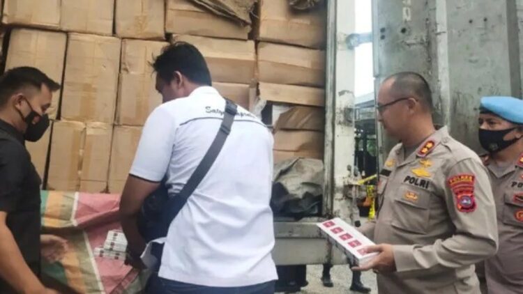 Polres Dharmasraya Gagalkan Selundupan 271 Ribu Rokok Ilegal 1 Kapolres Dharmasraya AKBP Nurhadiansyah (dua kanan) dan Kasat Reskrim Iptu Dwi Anggga (kiri) memperlihatkan barang bukti rokok ilegal di Mapolres Dharmasraya, Jumat (2/9). (Antara)