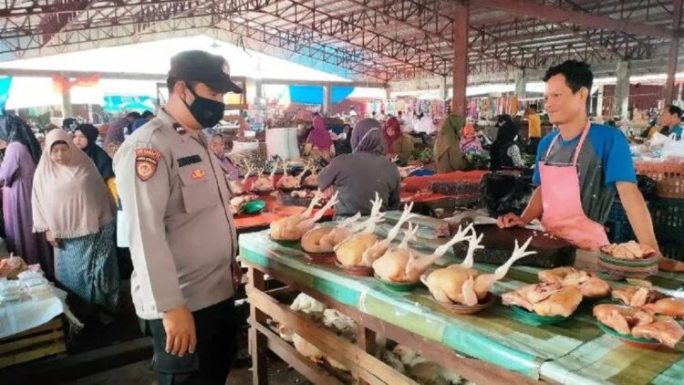 Personel Polres Solok Selatan mengecek harga sembako di pasar tradisional pasca kenaikan harga BBM, Rabu (21/09/2022) (ANTARA/HO-Humas Polres Solok Selatan)