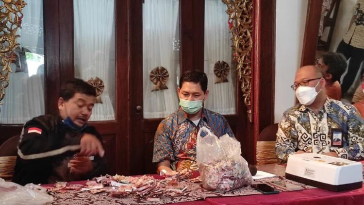 Samin mendatangi kantor BI Solo untuk mencoba mendapatkan bantuan mengganti uangnya yang habis dimakan rayap, Selasa (13/9/2022). (Foto: Muhammad Noor Alfian)