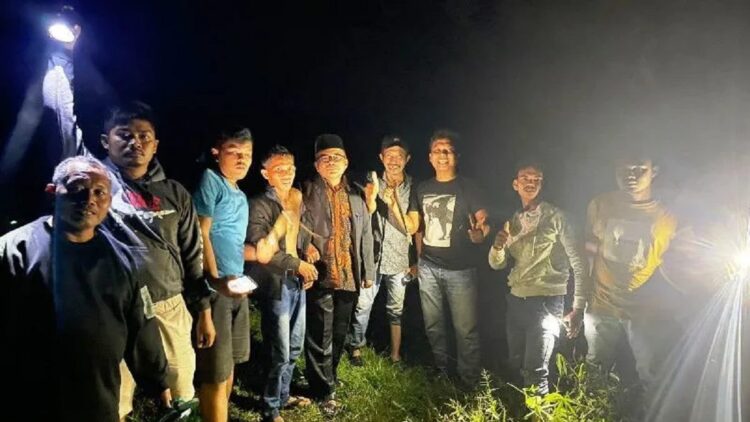 Tim Sat Reskrim Polres Agam sedang mengamankan pelaku. (ANTARA/HO-Humas Polres Agam)