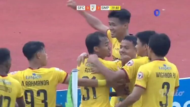 Babak Pertama: Semen Padang FC Cetak 2 Gol ke Gawang Sriwijaya FC 1 selebrasi Rosad usai mencetak gol kedua untuk Semen Padang FC