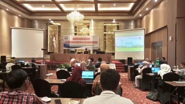 Pemkab Pasaman Barat saat menyosialisasikan aplikasi Sistem Keuangan Desa (Siskeudes) dalam rangka peningkatan pengawasan dana desa di daerah itu. (ANTARA/Altas Maulana)