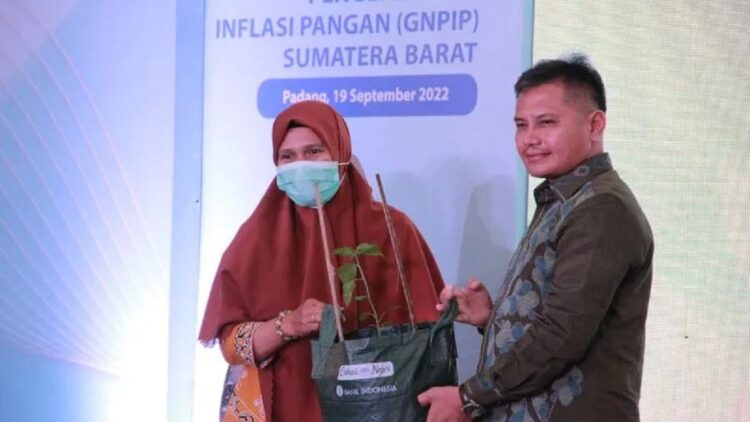 Kepala BI Sumbar Wahyu Purnama (kanan) membagikan bibit cabai kepada kelompok wanita tani di Padang, Senin (Antara/Fandi Yogari)