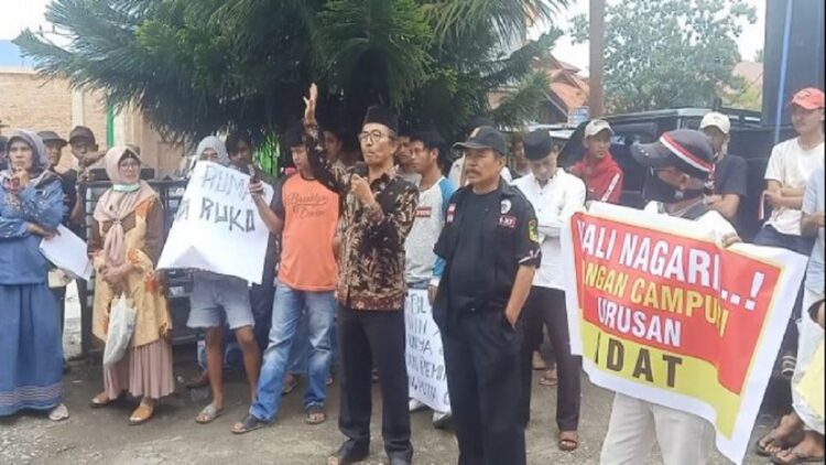 Warga Muaro Paneh Solok Berdemo di Kantor Wali Nagari 1 Warga Muaro Paneh Solok demo tuntut wali nagari mundur