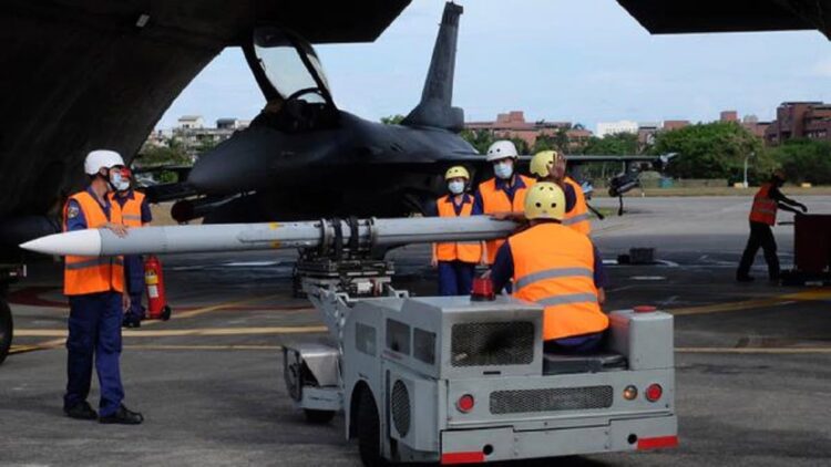 Taiwan bakal Tembak Jatuh Pesawat dan Kapal China yang Langgar Batas Wilayah 1 Taiwan menggelar latihan militer untuk menunjukkan kemampuannya melawan tekanan politik China. (AP Photo/Johnson Lai)