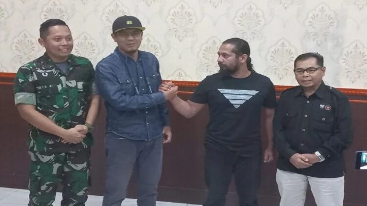Komandan Kodim (Dandim) 0304 Agam, Letkol Czi Renggo Yudi bersama wartawan dan anggota TNI yang sempat bertikai di lapangan saat liputan. Dandim menyampaikan permintaan maaf kepada wartawan dan tetap memproses secara hukum militer kepada anggotanya (Antara/Alfatah)