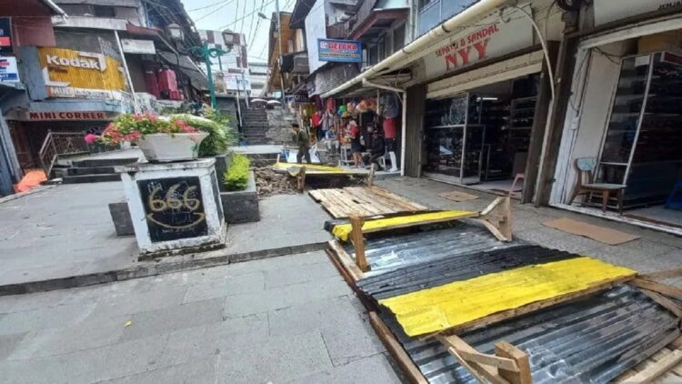 Sisa pengerjaan saluran air dari bagian Proyek Awning yang ditunda oleh Wali Kota Bukittinggi. Pemkot setempat menegaskan sisa galian ini akan diselesaikan dalam waktu dekat oleh rekan pelaksana (Antara/Alfatah)