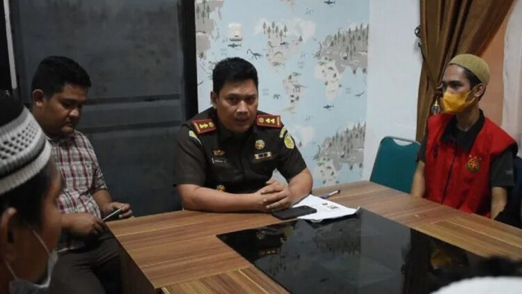 Kepala Kejaksaan Negeri Pasaman Barat Ginanjar Cahya Permana didampingi oleh Kepala Seksi Pidana Umum Muslianto saat melakukan Restorative Justice terhadap tiga berkas perkara narkotika, Kamis.