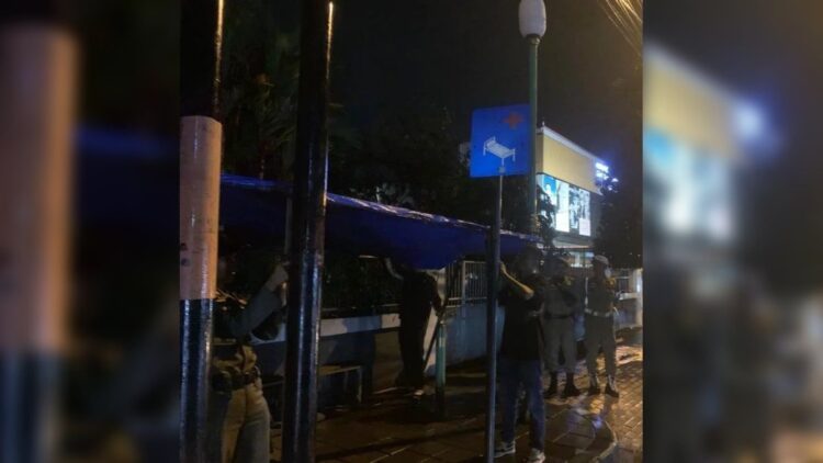 Satpol PP Padang membongkar lapak PKL yang ditinggal pemiliknya di kawasan Tarandam. (IST)