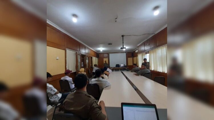 6 Warga Padang Jalani Sidang Tipiring, Ada yang Dihukum Denda hingga Wajib Lapor 1 Enam pelanggar Perda menjalani sidang tipiring di Kantor Satpol PP Padang. (Satpol PP Padang)