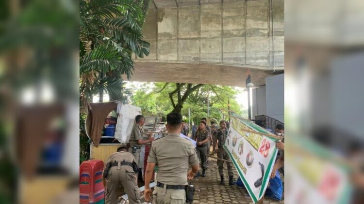 Sejumlah kursi dan meja yang ditinggal pemiliknya disita Satpol PP Padang karena berada di atas fasum. (IST)