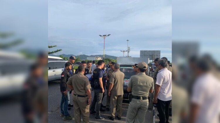 Langgar Perda, 5 Pemilik Mobil Toko di Padang Kena Tipiring 1 Tim gabungan Satpol PP dan Dishub Padang mengamankan 5 mobil toko yang melanggar perda. (IST)
