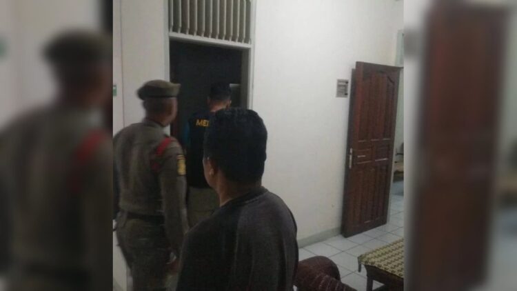 Satpol PP Padang menggerebek sejumlah hotel dan mendapati beberapa pasang pria dan wanita yang bukan suami istri tengah berada di dalam hotel. (Istimewa)