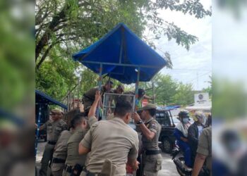 Sejumlah Lapak PKL di Padang Kembali Disikat Satpol PP 11 Satpol PP Padang kembali menyita tiga gerobak yang sengaja ditinggal PKL di atas fasum beberapa waktu lalu. (IST)