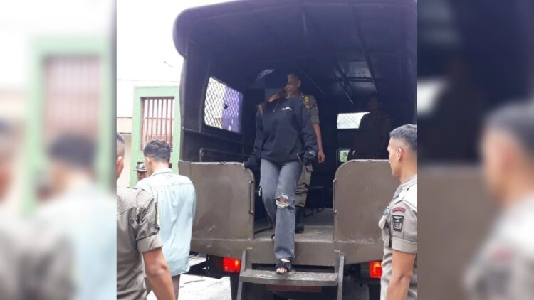 Diduga hendak Mesum, Sejoli Remaja di Padang Digerebek Warga 1 Satpol PP Padang membawa sejoli remaja yang diduga melakukan mesum di rumah kosong. (IST)