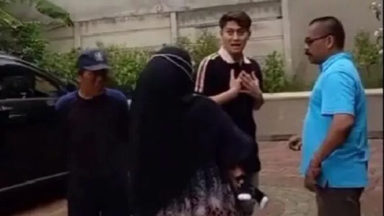 Rizky Billar saat ditegur warga komplek karena mengendarai mobil secara ugal-ugalan. (Instagram/@insta_julid)