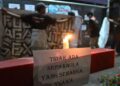 Sejumlah suporter memasang spanduk dalam aksi keprihatinan Tragedi Stadion Kanjuruhan di depan Kantor Kementerian Pemuda dan Olah Raga (Kemenpora), Jakarta, Minggu (2/10/2022).