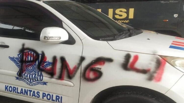 Oknum Polisi Coreti Mapolres Luwu dengan Tulisan "Sarang Pungli" Dinyatakan Gangguan Jiwa 1 Oknum Anggota Polres Luwu Aipda HR yang melakukan aksi vandalism dengan mencoret mobil Patroli Polres Luwu pada Sabtu (15/10/2022).(KOMPAS.com/MUH. AMRAN AMIR)