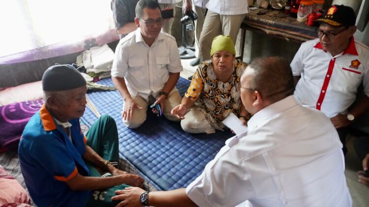 Andre Rosiade Bantu Pengobatan Tukang Sate yang Sakit Kelenjar Getah Bening di Tandikek Padang Pariaman 1 Anggota DPR RI Andre Rosiade mengunjungi dan memberikan bantuan untuk warga Patamuan, Padangpariaman yang terkena penyakit kelenjar getah bening, Nasir (80) beberapa waktu lalu.