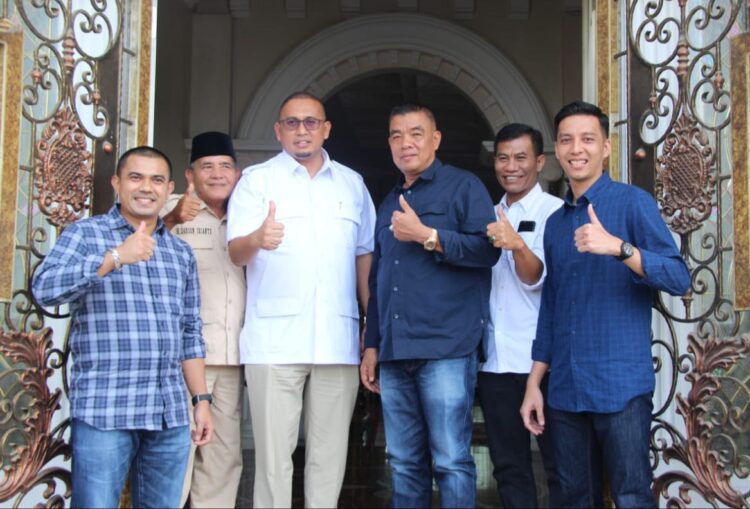 Di sela kunjungan kerjanya ke berbagai titik di Kota Sawahlunto, Selasa (4/10/2022) lalu, Anggota DPR RI Andre Rosiade menyempatkan singgah dan berdialog dengan tokoh masyarakat Talawi, Kota Sawahlunto, H idris.