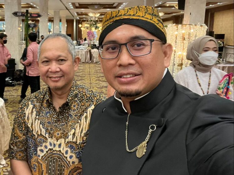 Andre Rosiade: Pembangunan Jalan dan Flyover Sitinjau Lauik Sudah On The Track 1 Anggota DPR RI Andre Rosiade bersama dengan Direktur Jenderal Pembiayaan Infrastruktur Pekerjaan Umum dan Perumahan Kementerian PUPR Herry Trisaputra Zuna saat bertemu dalam pesta pernikahan di Semarang, Jawa Tengah.