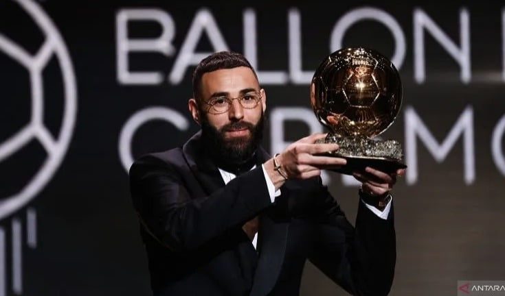 Karim Benzema Raih Ballon d'Or 2022 1 Pemain Real Madrid Karim Benzema menerima penghargaan Ballon d'Or 2022 dalam sebuah acara penganugerahaan di Theatre du Chatelet, Paris pada 17 Oktober 2022.