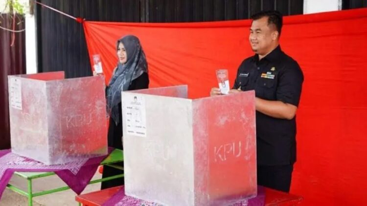 Pilwana Serentak di Dharmasraya Berjalan Aman dan Sukses 1 Bupati Sutan Riska Tuanku Kerajaan bersama istri Ny Dewi Sutan Riska saat menggunakan hak pilih pada Pilwana tahun 2022, Kamis (20/10/2022). (ANTARA/HO-Kominfo/ Dharmasraya)