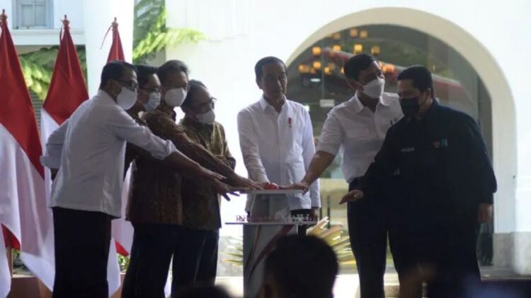 Presiden Joko Widodo bersama sejumlah menteri, Gubernur Jawa Barat Kamil, serta Direktur Utama PT Bio Farma Honesti Basyir meluncurkan vaksin IndoVac di Kantor PT Bio Farma, Kota Bandung, Jawa Barat, Kamis (13/10/2022). (ANTARA/Bagus Ahmad Rizaldi)