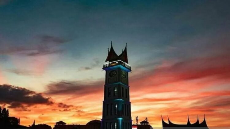 Jam Gadang Kota Bukittinggi. Tokoh Adat daerah setempat menyatakan penolakannya terhadap rencana pembangunan kanopi jenis awning di Jalan Minangkabau Pasar Atas. (Antara/Alfatah)