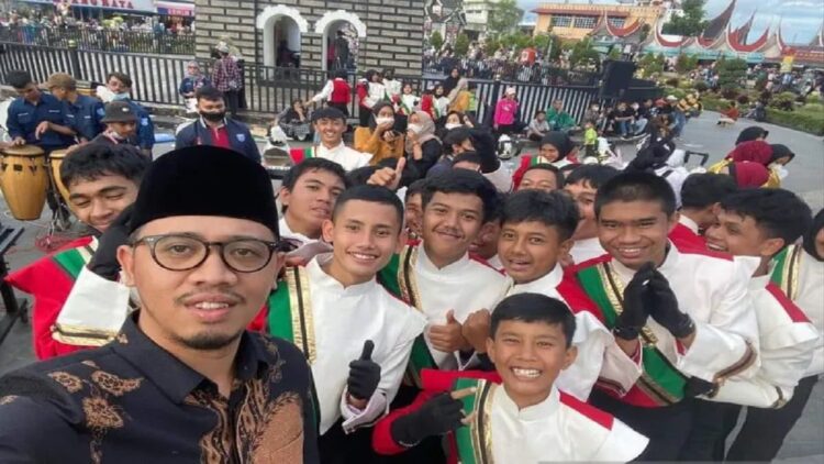 Pemko Bukittinggi Bayarkan Iuran Komite SMA, Wako Minta Sekolah tak Bebani Orangtua Siswa 1 Wali Kota Bukittinggi Erman Safar bersama pelajar. Wako menegaskan larangan penarikan iuran komite sekolah yang dianggap sebagai beban bagi warga. (Antara/Alfatah)