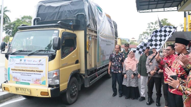 Gubernur Mahyeldi Luncurkan Bahan Pangan Satu Harga di Mentawai 1 Gubernur Mahyeldi lepas mobil barang satu harga ke Mentawai