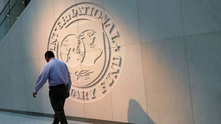 Seorang pria berjalan melewati logo Dana Moneter Internasional (IMF) di kantor pusatnya di Washington, AS, 10 Mei 2018. ANTARA/REUTERS/Yuri Gripas/pri. (REUTERS/YURI GRIPAS)