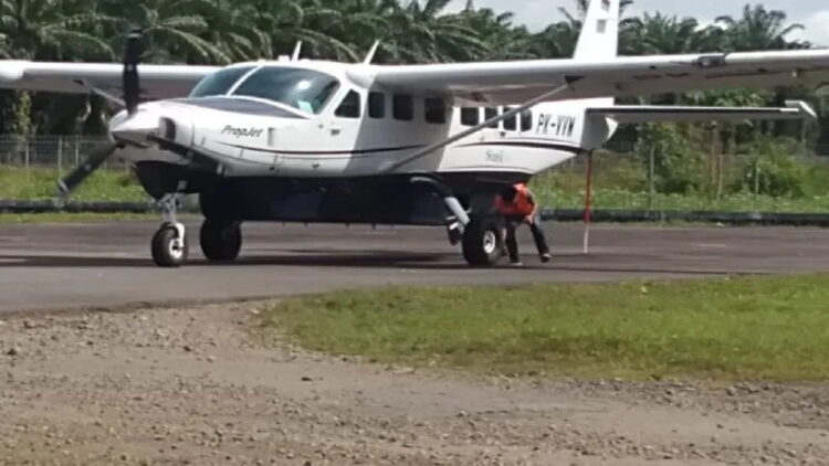 Pesawat Susi Air saat masih berlangsungnya penerbangan di Bandara Pusako Anak Nagari Kabupaten Pasaman Barat pada 2021 lalu. (Foto: Dok. istimewa)