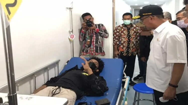Menteri Koordinator Bidang Pembangunan Kemanusiaan dan Kebudayaan (Menko PMK) Muhadjir Effendy saat meninjau korban luka Tragedi Stadion Kanjuruhan Kabupaten Malang, Jawa Timur, di Rumah Sakit Syaiful Anwar, Malang, Ahad (2/10/2022). ANTARA/HO-Kemenko PMK