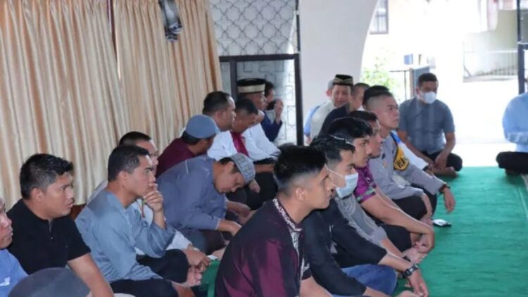 Ikut Berduka Tragedi Kanjuruhan, Polres Payakumbuh Gelar Tahlilan Empat Hari 1 Tahlilan dan doa bersama yang digelar Polres Payakumbuh untuk para korban tragedi di Stadion Kanjuruhan Malang. (Antara/HO-Polres Payakumbuh)