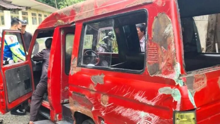 Angkot Bawa Rombongan Mahasiswa Terbalik di Bukittinggi, Satu Kritis, Belasan Terluka 1 Angkutan kota IKABE mengalami kecelakaan tunggal di jalur Ngarai Sianok Bukittinggi yang mengangkut rombongan mahasiswa. (Antara/Alfatah)
