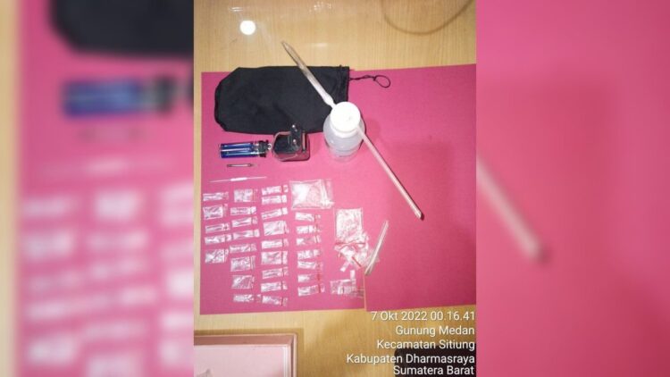 Polres Dharmasraya menyita 30 paket sabu dari penangkapan seorang bandar narkoba. (IST)