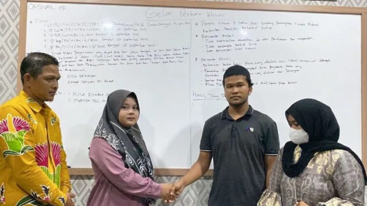 Petugas mendampingi kedua belah pihak bersalam di Ruang Restoratif Justice Satrio Pembudi Luhur Polres Dharmasraya, Selasa (11/10). Kedua belah pihak sepakat berdamai dalam perkara dugaan penganiayaan.  (Antara/Ilka Jensen)