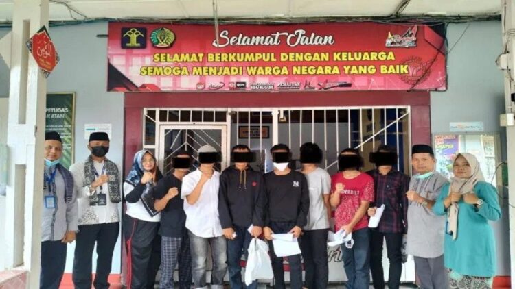 Dapat Diversi, Rutan Padangpanjang Bebaskan 7 ABH Jalani Rehab 1 Tujuh ABH keluar dari Rutan Padang Panjang usai mendapatkan diversi, Selasa (11/10). (ANTARA/HO-Kemenkumham Sumbar)