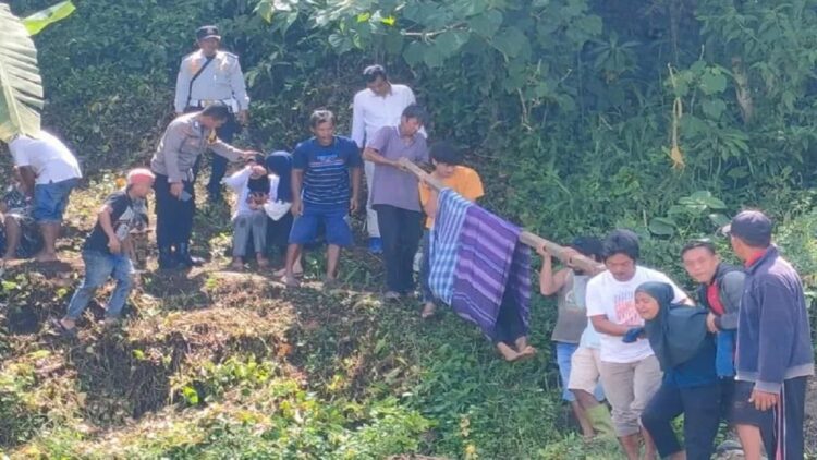 Bhabinkamtibmas Nagari Maninjau Bripka Heriyanto dan Bhabinkamtibmas Nagari Koto Gadang Aiptu Suhirman, Wali Jorong Kukuban dan warga mengevakuasi korban. (Antara/HO-Dok Humas Polres Agam)