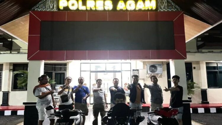 Tim Sat Reskrim Polres Agam memperlihatkan pelaku dan barang bukti sepeda motor hasil curian yang salah satunya milik pengemudi ojek online, (Antara/Humas Polres Agam)