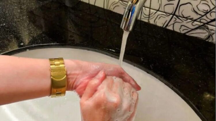 Seseorang sedang cuci tangan. (ANTARA/Wuryanti Puspitasari)