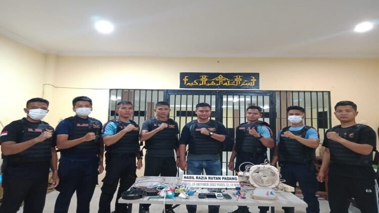 Petugas Rutan Kelas IIB Padang menggelar razia di kamar napi. (IST)