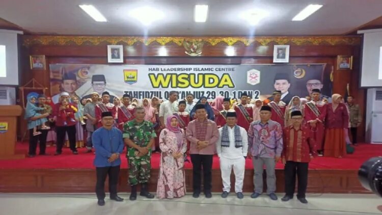 Cetak Penghafal Quran, Pemko Pariaman Dukung Keberadaaan Rumah Tahfidz Gratis 1 Wali Kota Pariaman, Sumbar Genius Umar dan Pembina Yayasan Leadership Islamic Center (HaB) berfoto bersama dengan para hafidz yang diwisuda hari ini. (ANTARA/ist)