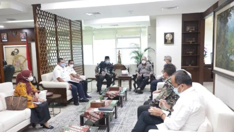 Gubernur Sumbar bertemu Mentri PU PR Basuki Hadimuljono. (ANTARA/Dok Diskominfotik Sumbar)