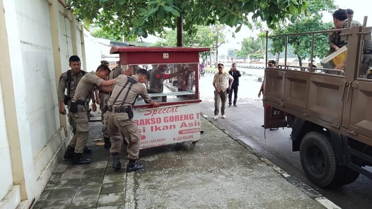 Satpol PP Padang mengamankan tiga gerobak yang ditinggal PKL di fasum. (IST)