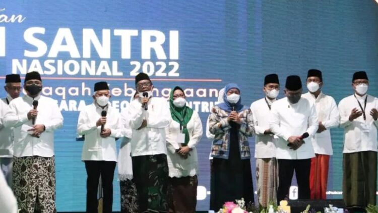 Mahfud Tegaskan Tak Ada Islamofobia di Indonesia 1 Menkopolhukam Mahfud MD bersama Wapres Ma'ruf Amin menghadiri acara selawat dalam rangka Peringatan Hari Santri Nasional 2022 Halaqah Kebangsaan di Kantor Kemenkopolhukam, Jakarta, Jumat (21/10/2022). (ANTARA/HO-Humas Kemenko Polhukam)