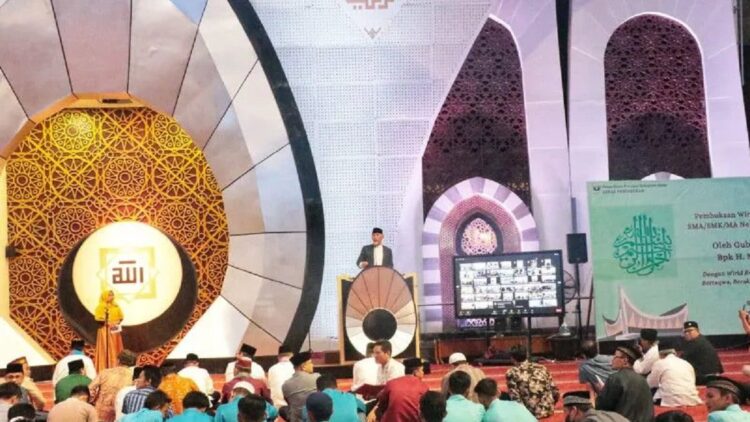 Minimalisir Kenakalan Remaja, Pemprov Sumbar Luncurkan Program Wirid Rutin 1 Gubernur Sumbar Mahyeldi membuka program wirid gabungan SMA/SMK di Padang. (ANTARA/Dokumentasi Adpim Sumbar)
