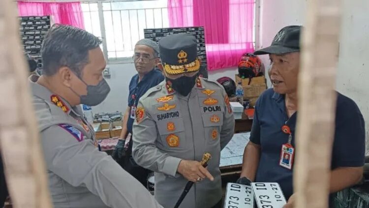 Pastikan Pelayanan Berjalan sesuai Prosedur, Kapolda Sumbar Sidak Samsat Padang 1 Kapolda Sumbar, irjen Pol Suharyono melakukan sidak ke UPTD Samsat Padang memastikan pelayanan sesuai prosedur. (ANTARA/Miko Elfisha)
